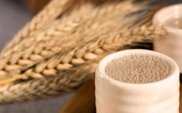 白酒酿造中为什么要用小麦和大麦作为辅料