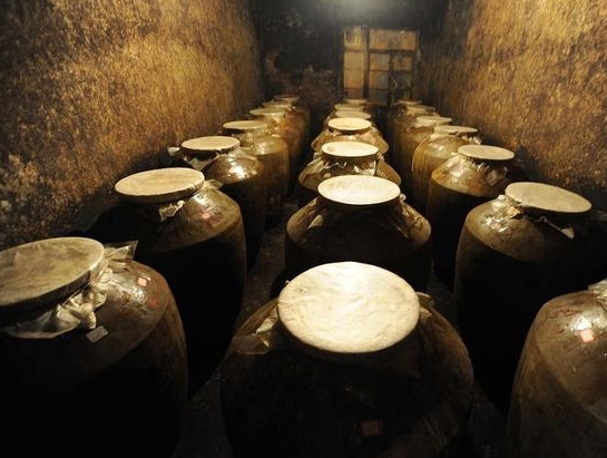 土陶壇與陶瓷壇儲(chǔ)酒對(duì)比實(shí)驗(yàn)：透氣性與密封性如何影響酒質(zhì)