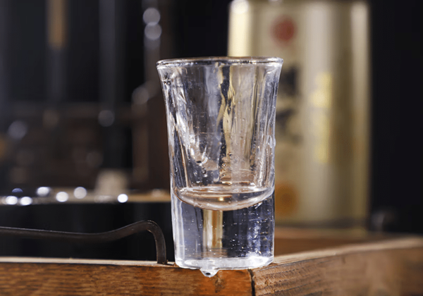 白酒挂杯：透过“泪痕”探究品质真伪