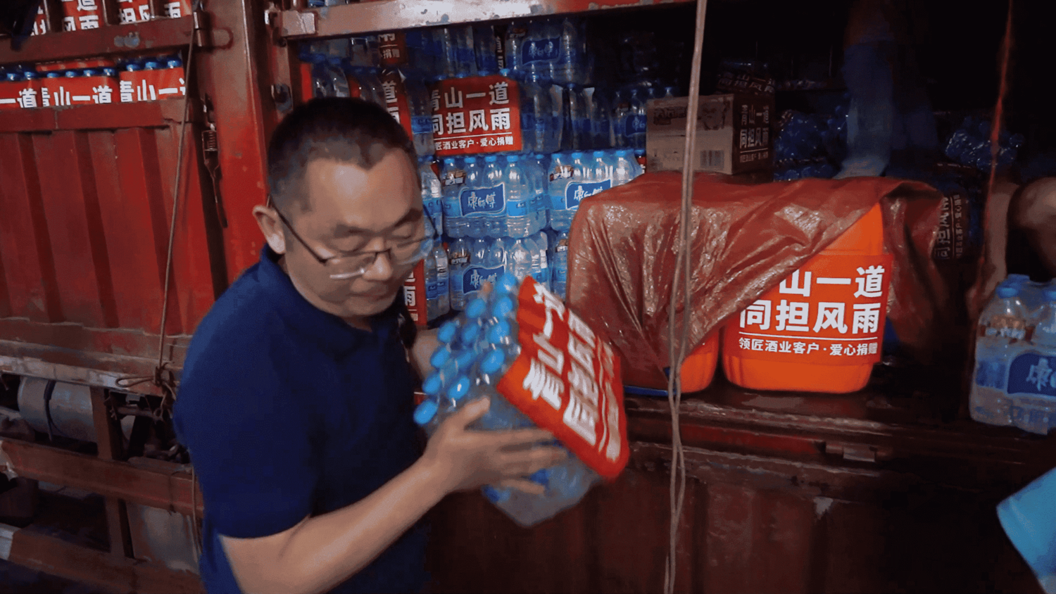 贵州领匠酒业集团携手消费者爱心驰援灾区